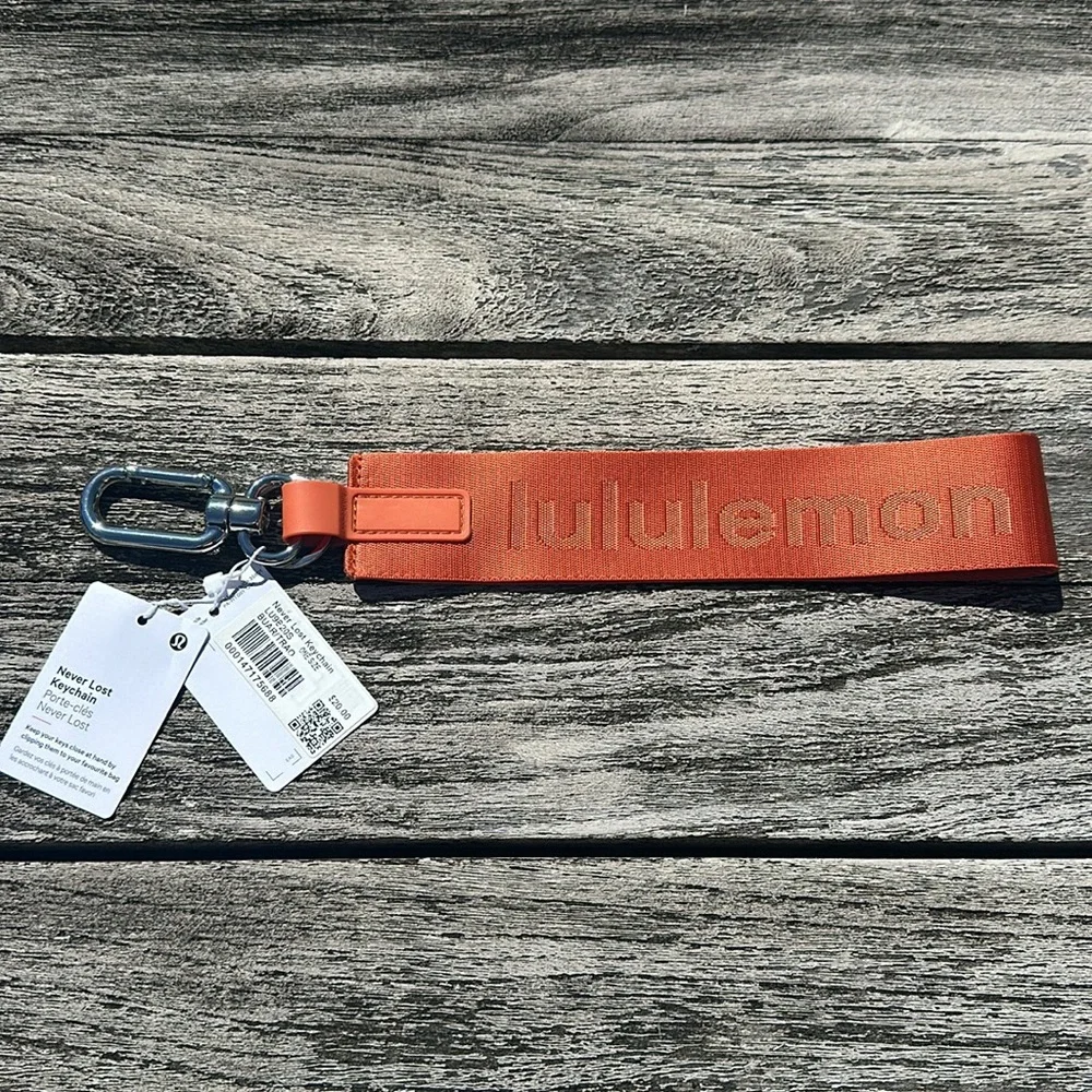 Lululemon Never Lost Keychain Burnt Apricot/Terra Orange NWT RARE 🧡 🍊🧡 - Picture 4 of 7